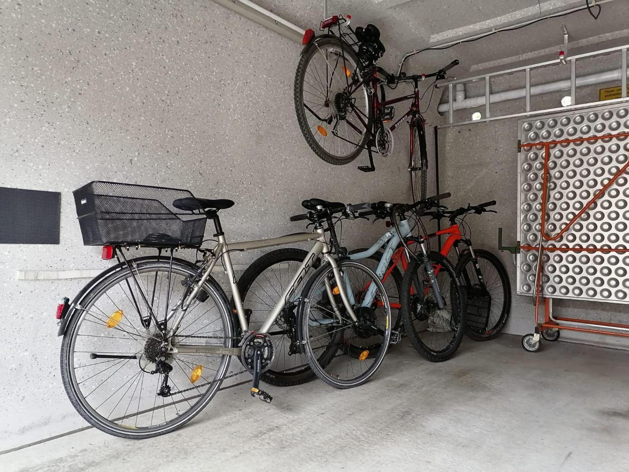 Elegant-Terraced-House-With-Bikes-Near-The-Lake-Children-At-Least-6-A-Old Starnberg Buitenkant foto